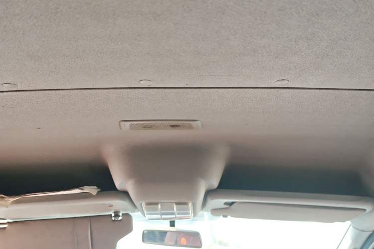 Used SAIC MAXUS Xintu V80 2018 2.5T 6-Speed Manual Aoyuntong Short Wheelbase Mid-Height 5-6 Seater Headliner