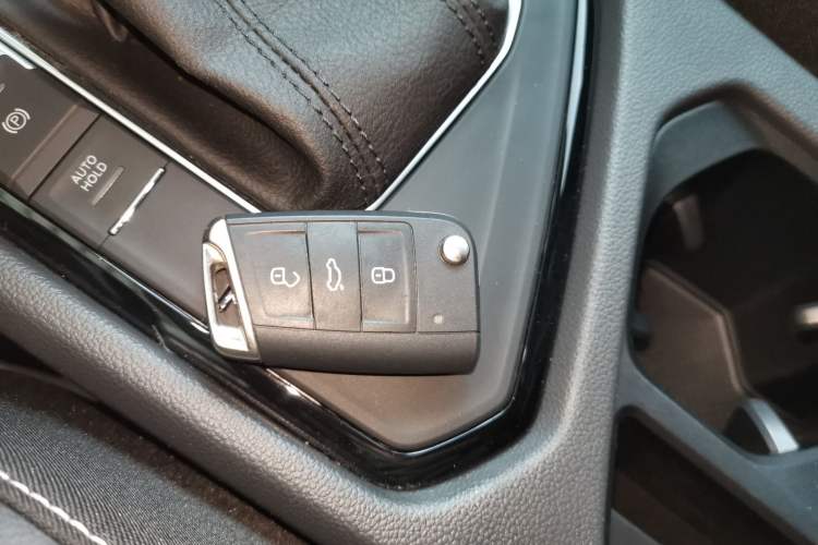 Used Volkswagen Tiguan L 2025 Model, Outstanding Version, 300TSI Automatic Two-Wheel Drive Longteng Edition Vehicle Key