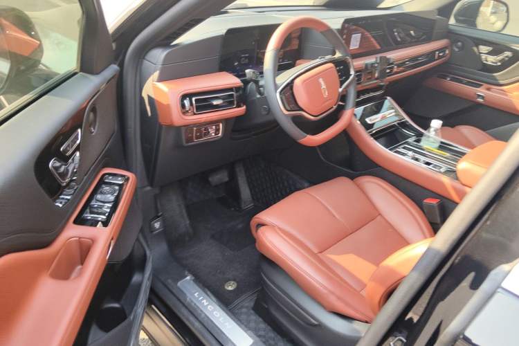 Used Lincoln Aviator 2024 3.0T V6 All-Wheel-Drive Luxury Edition Six Seats Driver Seat