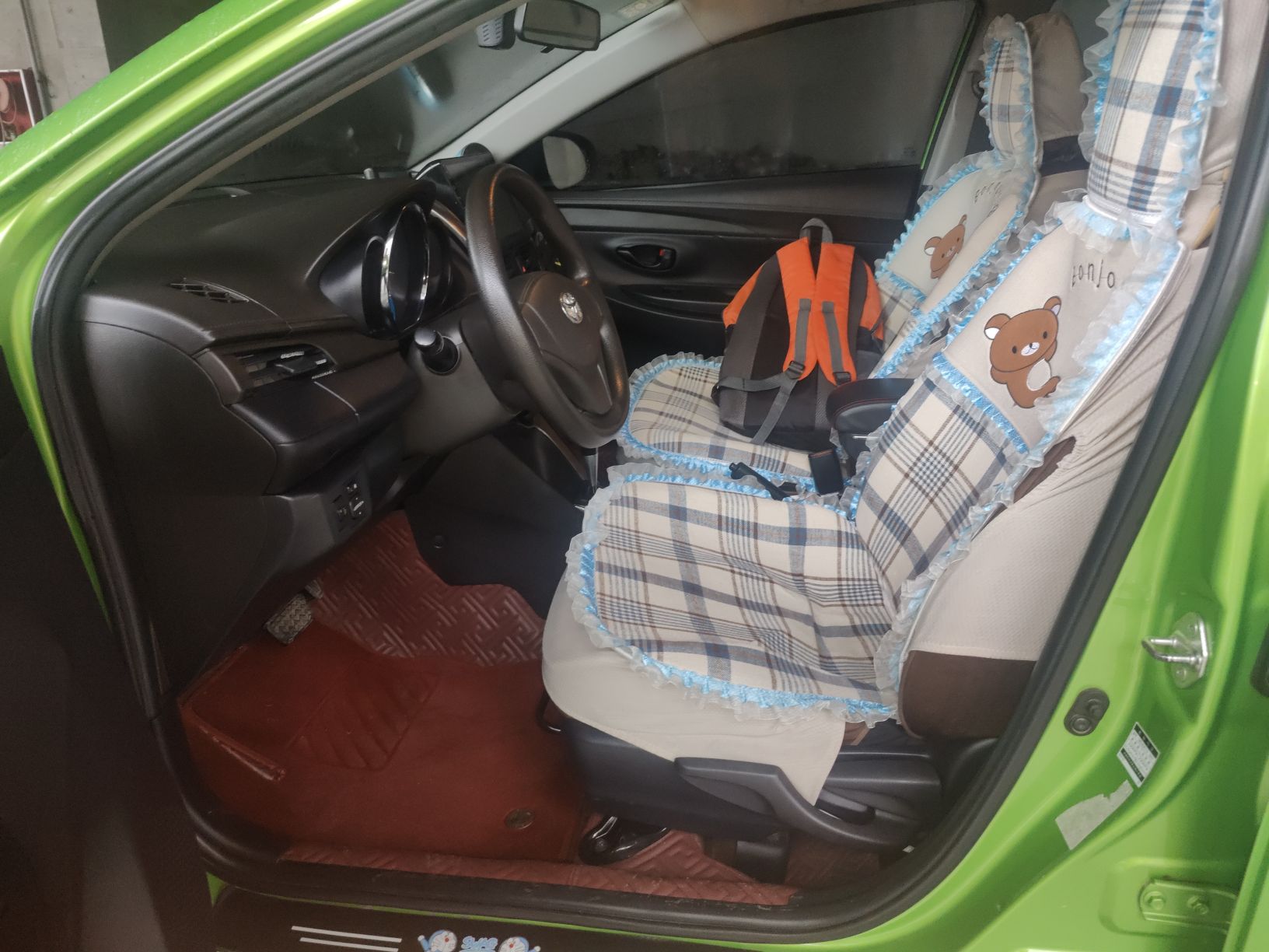 المقاعد الأمامية داخل السيارة