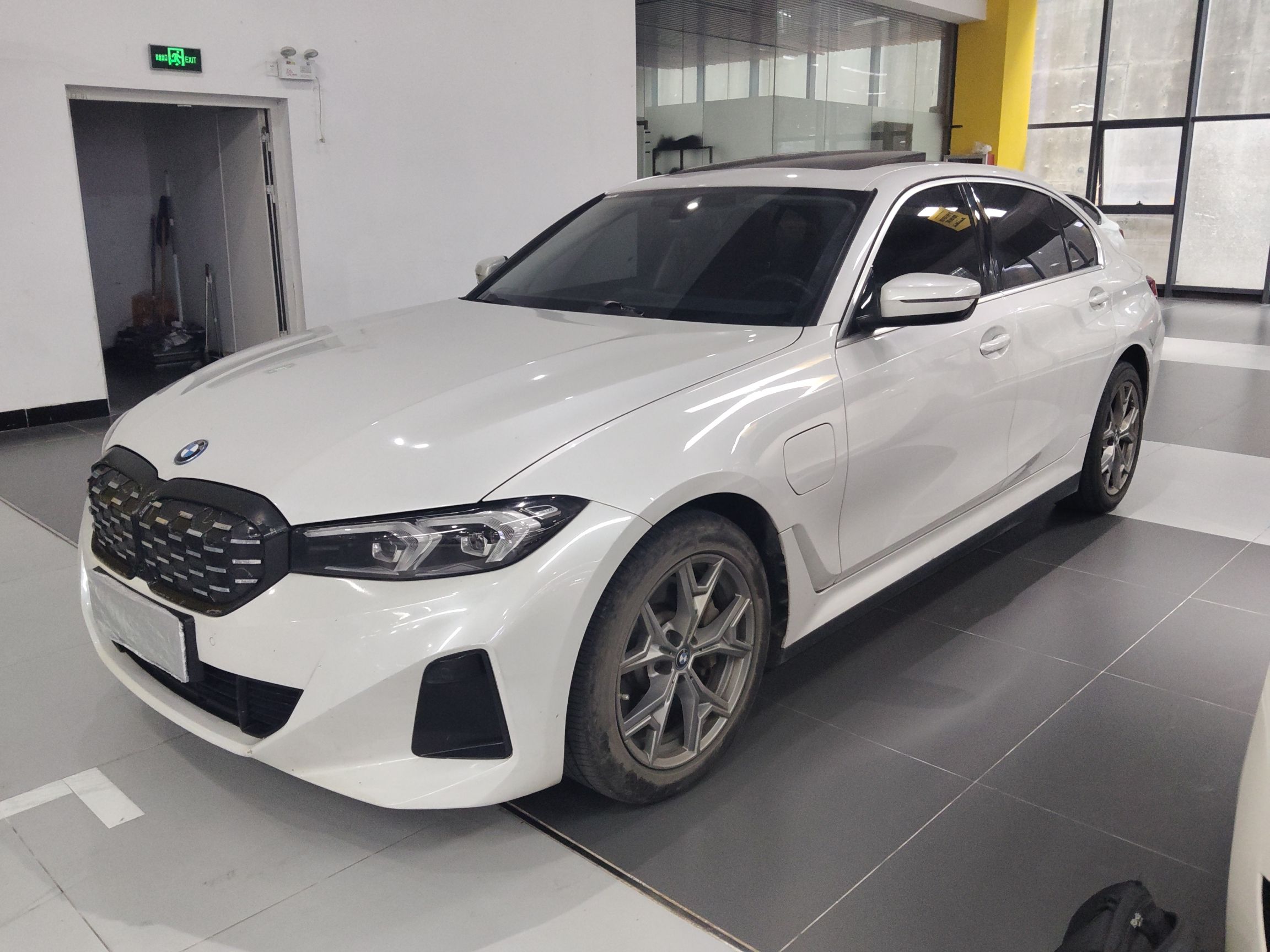 تحت مقدمة السيارة