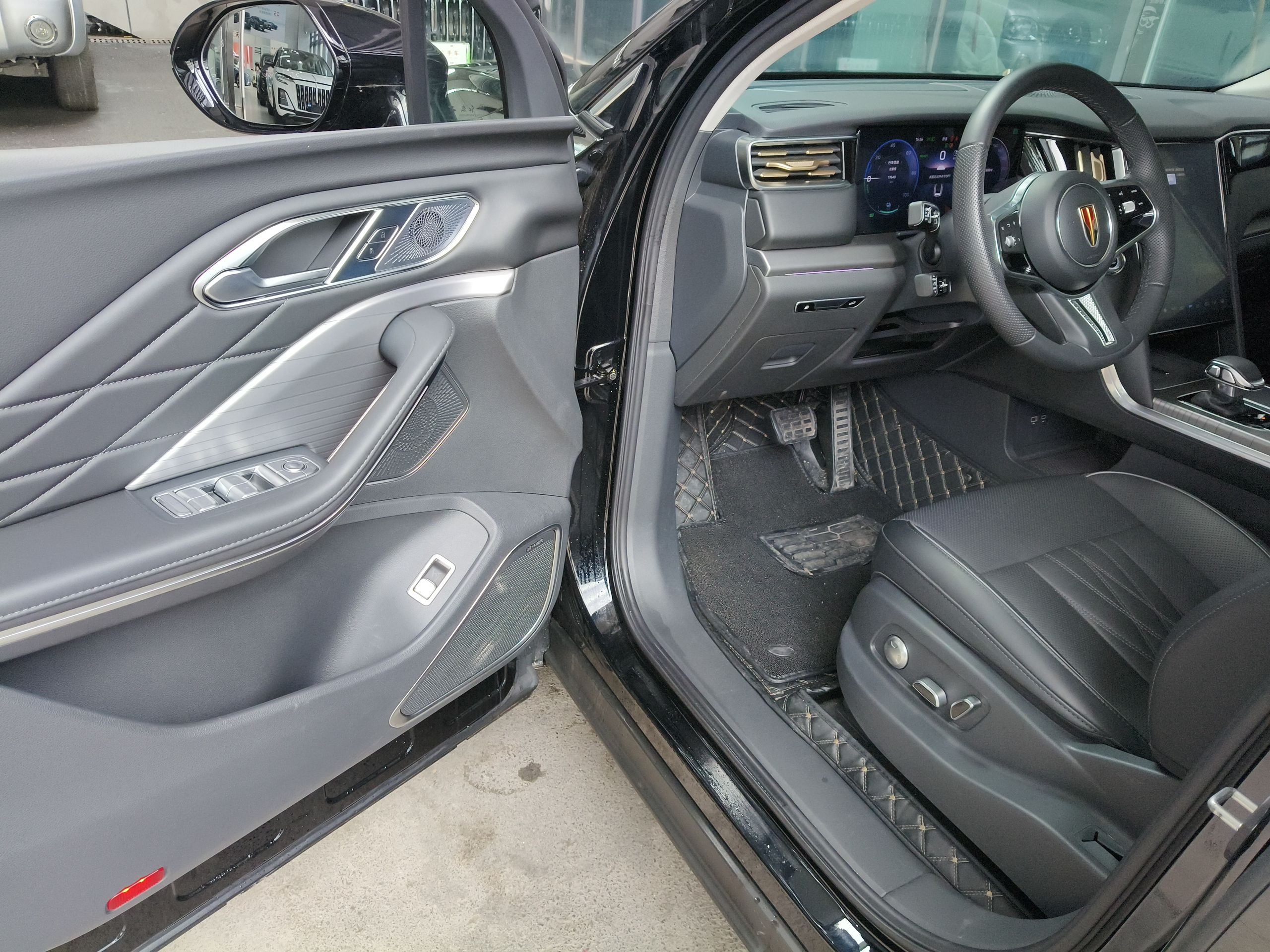 Hongqi HS7 PHEV 2024 2.0T PHEV Four-Wheel Drive Flagship Edition 6 Seats — снимка 18
