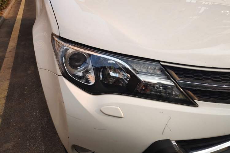 Used Toyota RAV4 2013 2.5L Automatic 4x4 Elite Edition Right Front Headlight