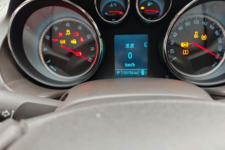 Used Buick Regal 2015 2.0L Leading Fashion Edition Odometer Close Up