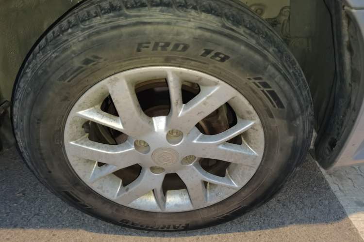 Used Soueast V3 Lingyue 2012 Revised Version 1.5L Manual – Happiness Edition