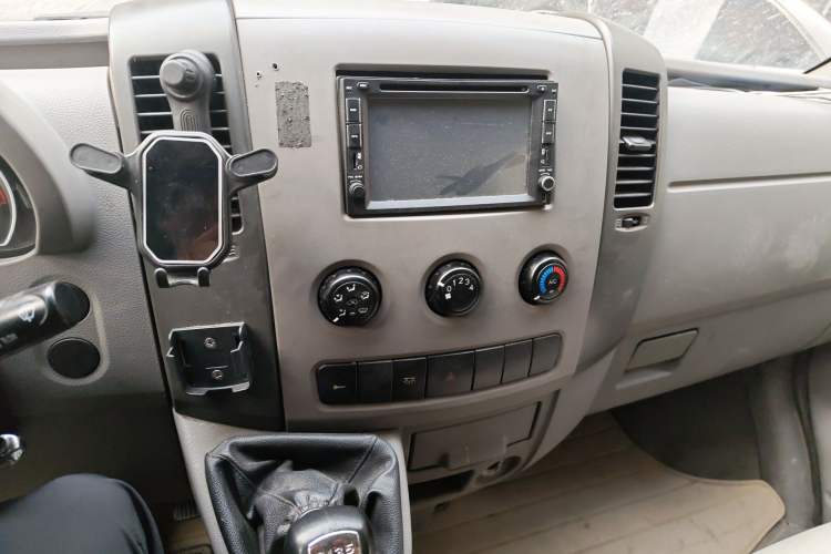 Used Dongfeng Yufeng 2014 2.5T YuliBao Logistics Vehicle Standard Features Include Short Wheelbase with Mid-Roof ZD25