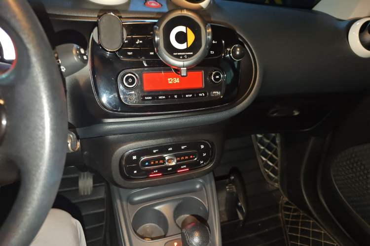 Used smart fortwo 2015 1.0L 52 kW hardtop Dynamic version