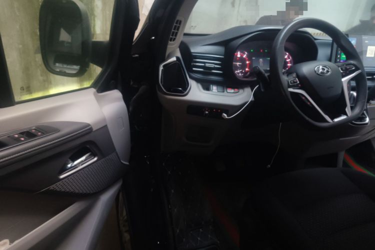 Used SAIC MAXUS Xintu V70 2023 2.0T Elite Edition Manual Transmission Short Wheelbase Low Roof 5/6 Seats (125 hp) Driver Seat