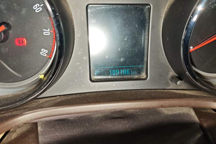 Used Buick Regal 2012 2.0L Comfort Edition Odometer Close Up