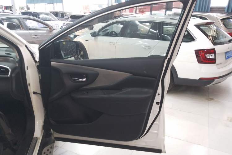 Used Nissan Murano 2021 2.5L XE Two-Wheel Drive Elite Edition Interior 5