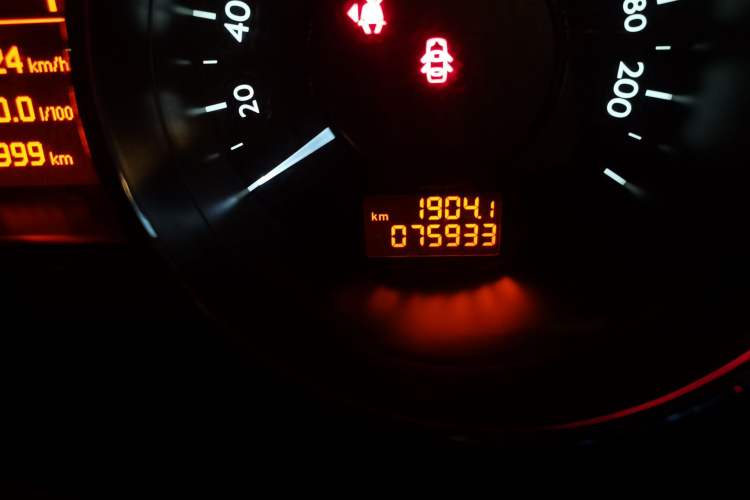 Used Peugeot 3008 2016 2.0L Automatic Classic Edition Odometer Close Up