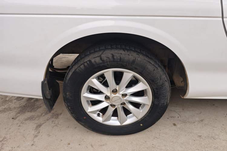 Used FORTHING Lingzhi M5 2022 Passenger Version Standard Model 7-Seater Right Rear Wheel Hub