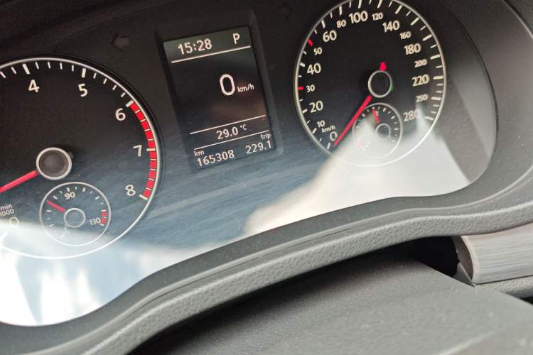 Used Volkswagen Passat 2015 1.8TSI DSG Prestige Edition Odometer Close Up