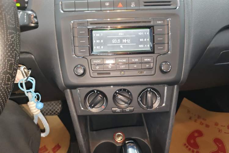 Used Volkswagen Polo 2014 1.4L Automatic Comfort Edition Audio And AC Panel
