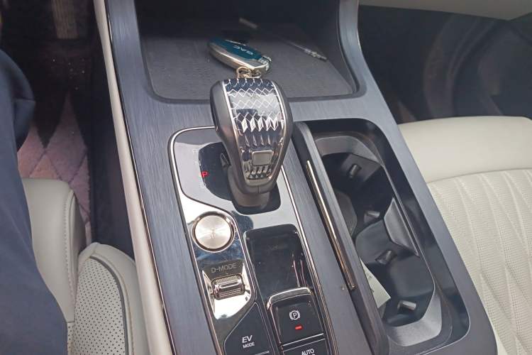 Used GAC Trumpchi GS8 2022 Double-Energy Series 2.0TM Four-Wheel Drive Premium Edition (7 Seats) Gear Lever