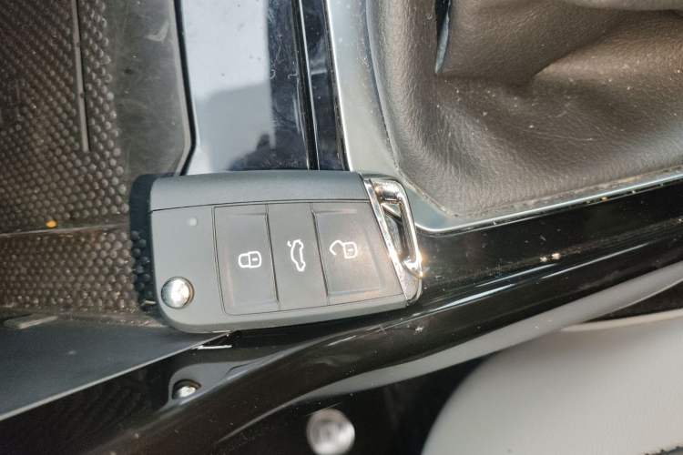 Used Volkswagen T-ROC 2025 300TSI DSG Two-Wheel Drive Chen Guang Edition