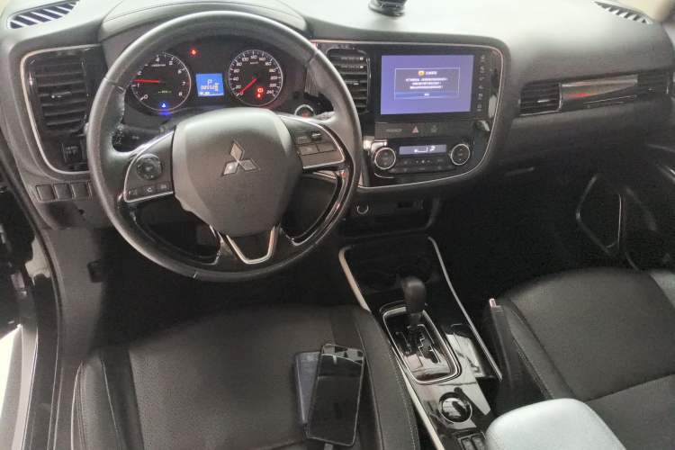 Used Mitsubishi Outlander 2018 2.0L Two-Wheel Drive Glory Edition 5 Seats Center Console