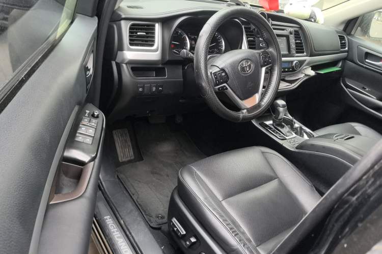Used Toyota Highlander 2018 2.0T Four-Wheel Drive Luxury Edition 7 Seats China V Emission Standard Driver Seat
