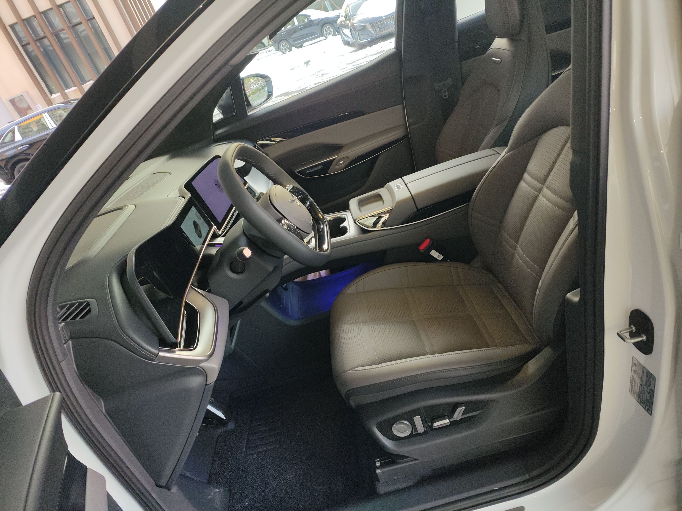 المقاعد الأمامية داخل السيارة