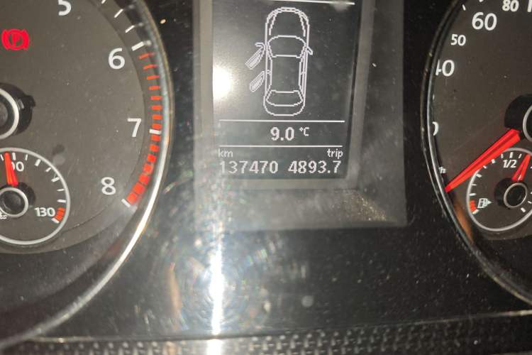 Used Volkswagen Magotan 2015 Facelift 1.8TSI Luxury Model Odometer Close Up