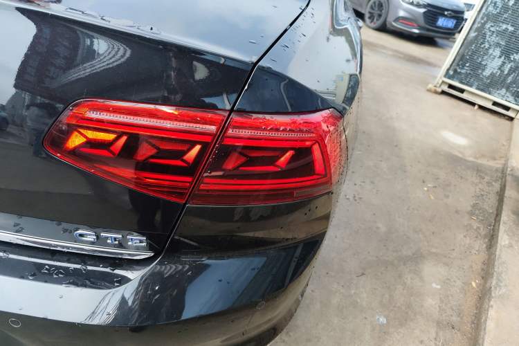 Used Volkswagen Magotan GTE Plug-in Hybrid 2022 GTE Luxury Model Right Rear Taillight