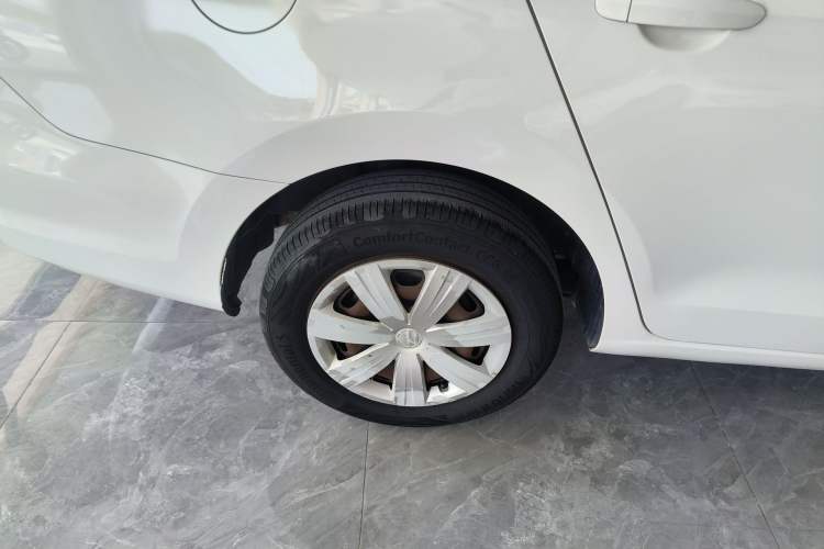 Used Volkswagen Jetta 2015 1.6L Automatic Fashion Model Exterior 5