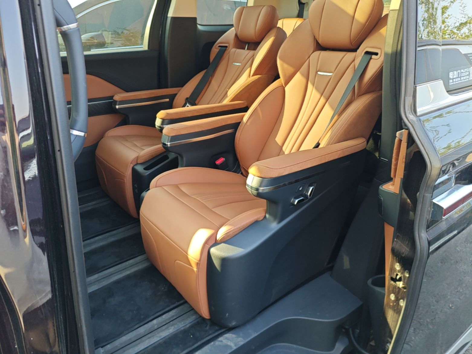 Hongqi HQ9 PHEV 2024 2.0T Four-Wheel Drive Business Edition — снимка 20