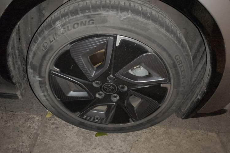 Used Toyota bZ3 2024 517 km Elite PRO Right Front Wheel Hub