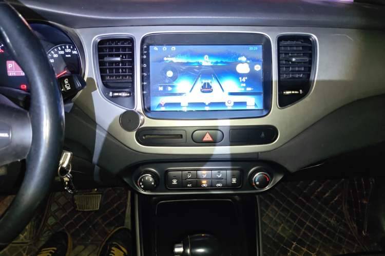 Used Kia Carens 2013 2.0L 7-Seater Automatic Standard Version China IV Standard Audio And AC Panel