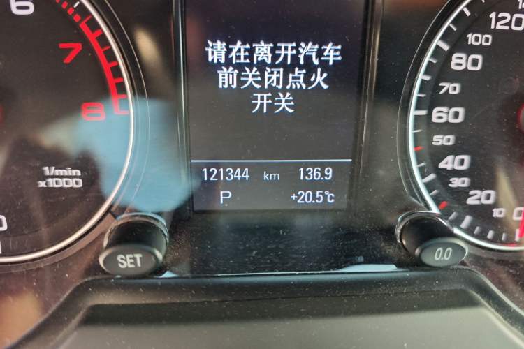 Used Audi Q5 2016 40 TFSI Comfort Model Odometer Close Up