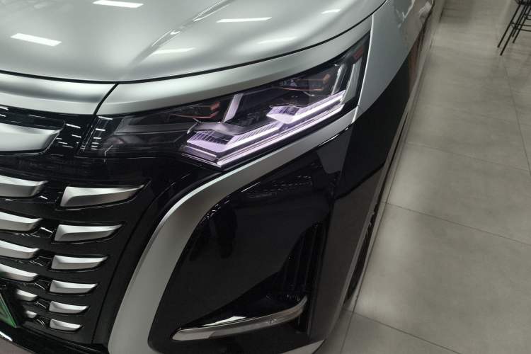 Used Denza D9 2024 DM-i 980 Four-Wheel Drive Prestige Model Left Front Headlight