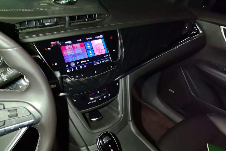 Used Cadillac XT6 2021 2.0T 6-Seater Two-Wheel Drive Luxury Version Audio And AC Panel