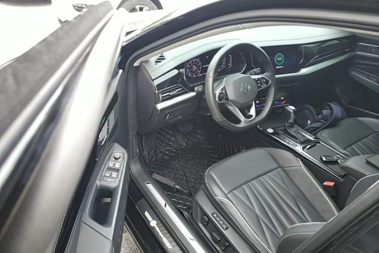 Used Volkswagen Passat 2023 Facelift 330TSI Luxury Edition Driver Seat