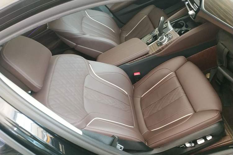 Used BMW 5 Series 2022 Second Facelift 530Li Luxury Edition Premium Package Right Front Seat