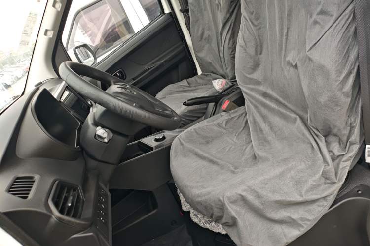 Used CHANGAN KAICHENG Ruixing EM80 2025 Wealth Edition Passenger Version Comfortable Model 6 Seats 300km Side-Hinged Doors
