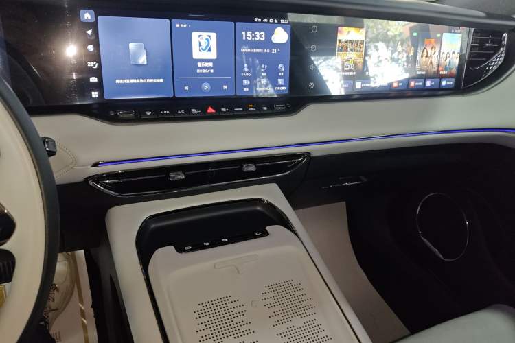 Used VOYAH FREE 2025 318 318 km Rear-Drive Touring Edition Audio And AC Panel