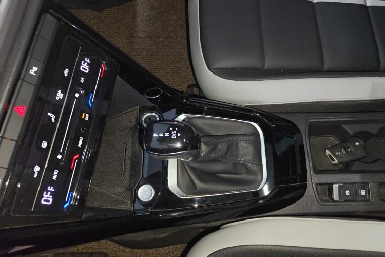 Used Volkswagen T-ROC 2025 Facelifted 300TSI DSG Two-Wheel-Drive Chen Guang Edition
