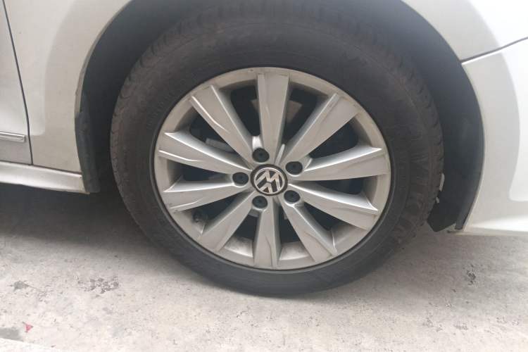 Used Volkswagen Sagitar 2015 230TSI Automatic Comfort Version Right Front Wheel Hub