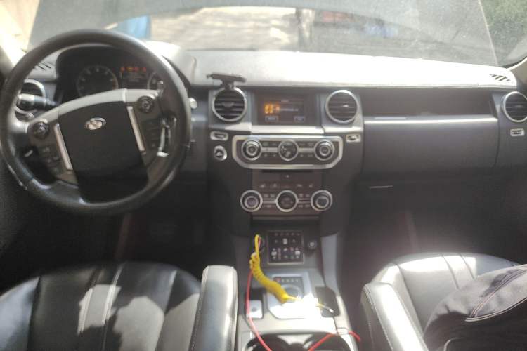 Used Land Rover Discovery  Center Console