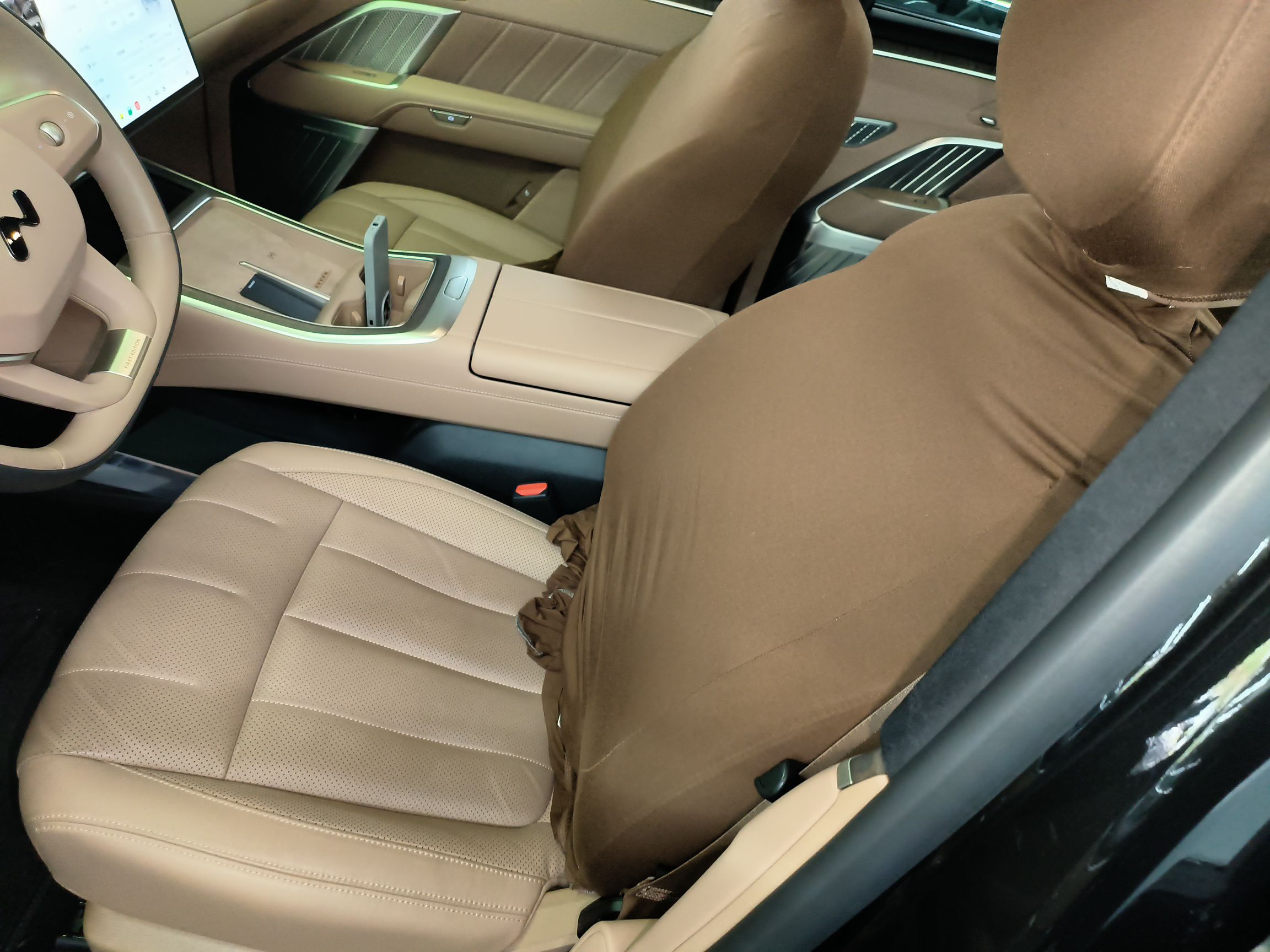 Переднее сиденье в автомобиле