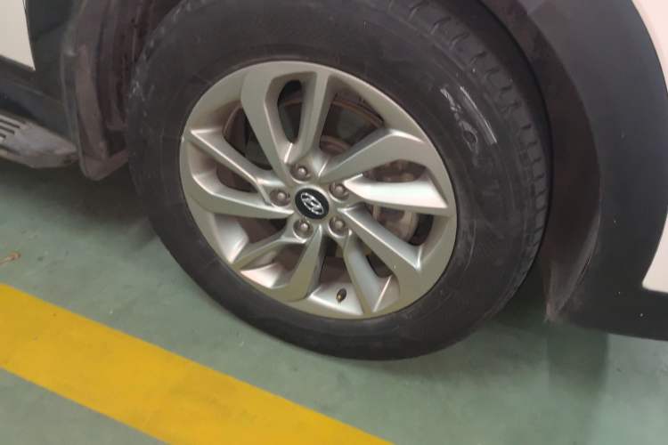 Used Hyundai Tucson 2015 1.6T Dual-Clutch Two-Wheel-Drive Smart Model Right Front Wheel Hub