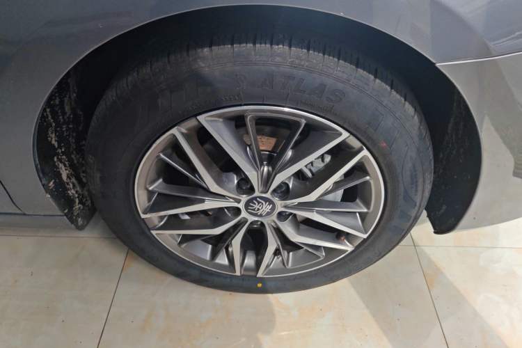 Used BYD Qin PLUS 2021 EV 500KM Luxury Model Right Front Wheel Hub