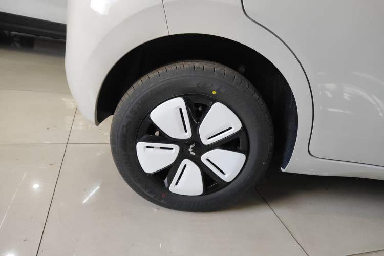 Used Wuling Hongguang MINIEV 2025 Four-Door Version Advanced Edition Right Rear Wheel Hub