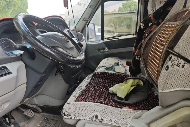 Used Iveco Power Daily 2017 2.5T Deluxe A32 Mid-Roof 5-7 Seater 47Z5 Passenger Van