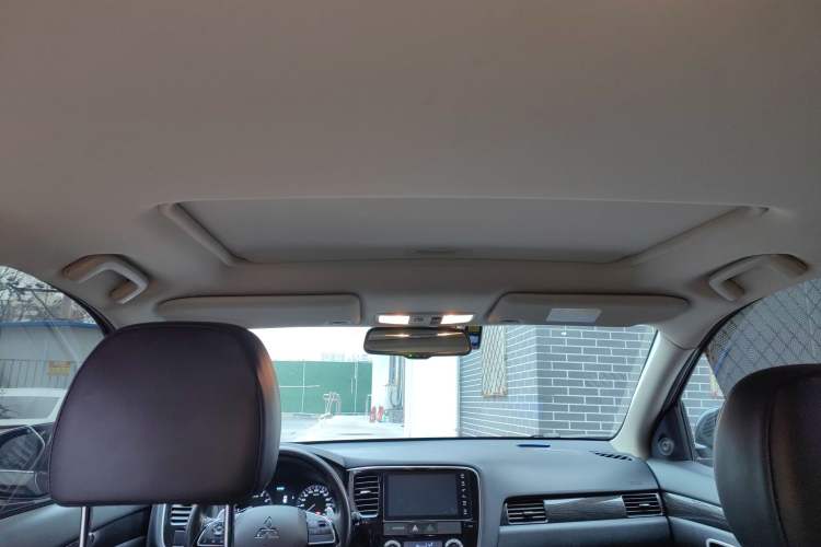 Used Mitsubishi Outlander 2019 2.4L 4x4 Zhi Xiang Edition 5 Seats China V Emission Standard
