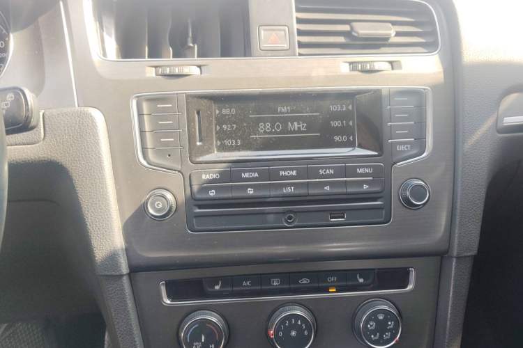 Used Volkswagen Golf 2015 1.4TSI Automatic Luxury Model Audio And AC Panel