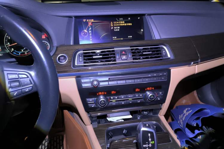 Used BMW 7 Series 2014 730Li Premium Edition Audio And AC Panel