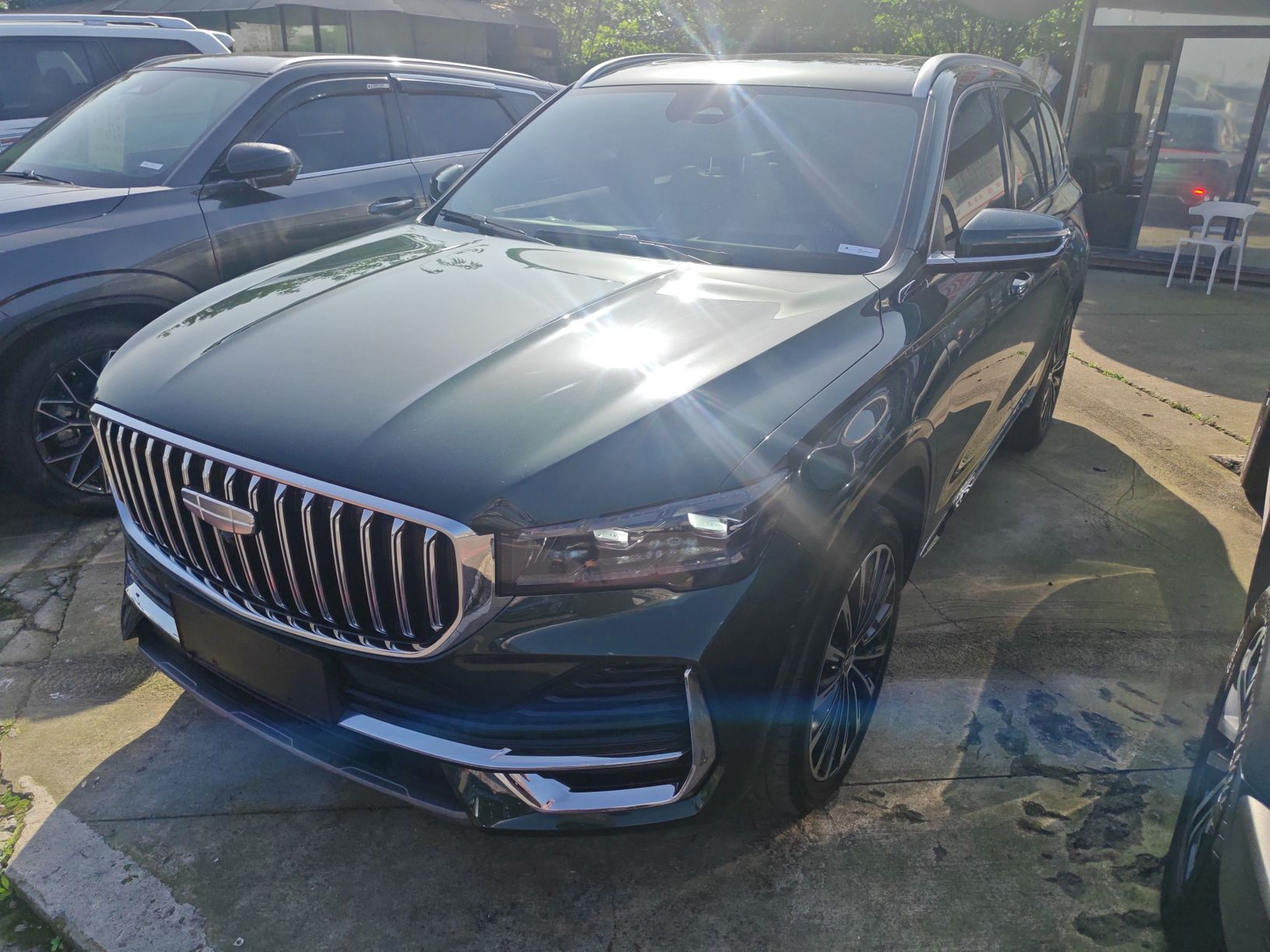 تحت مقدمة السيارة