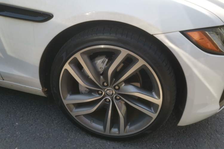 Used Jaguar XF 2018 XF Sportbrake 2.0T 250 PS All-Wheel Drive Luxury Edition Right Front Wheel Hub