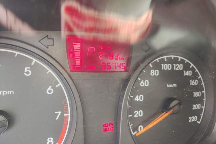 Used Hyundai Verna (older generation) 2014 1.4L Automatic Smart GLS Odometer Close Up